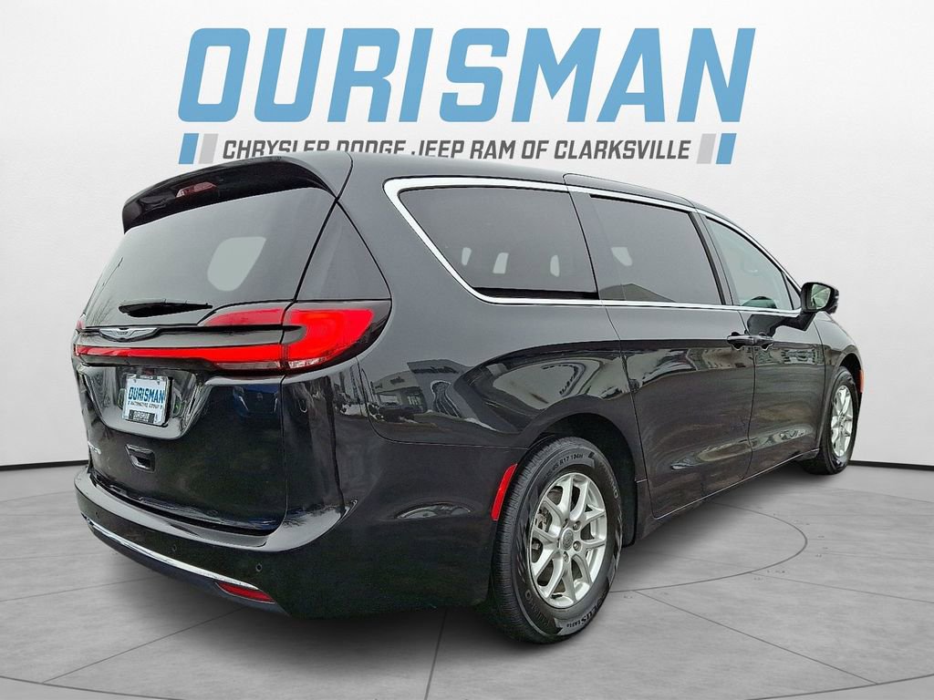 Used 2023 Chrysler Pacifica Touring-L image 6