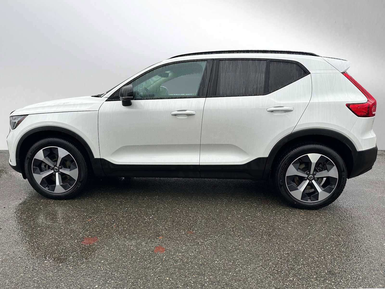 Used 2025 Volvo XC40 B5 Plus w/ Protection Package Premier image 6