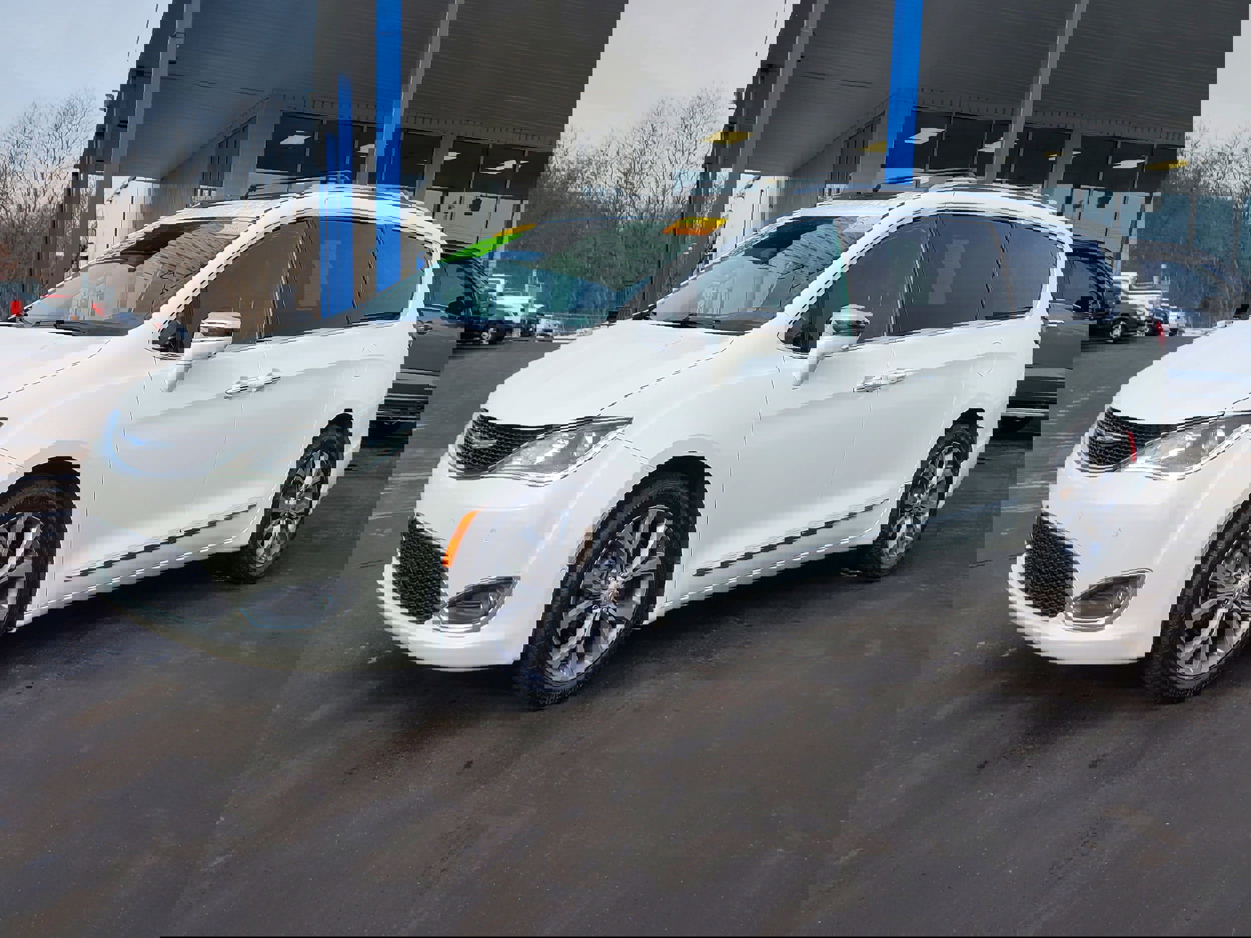 Used 2019 Chrysler Pacifica Limited w/ Tire & Wheel Group image 2