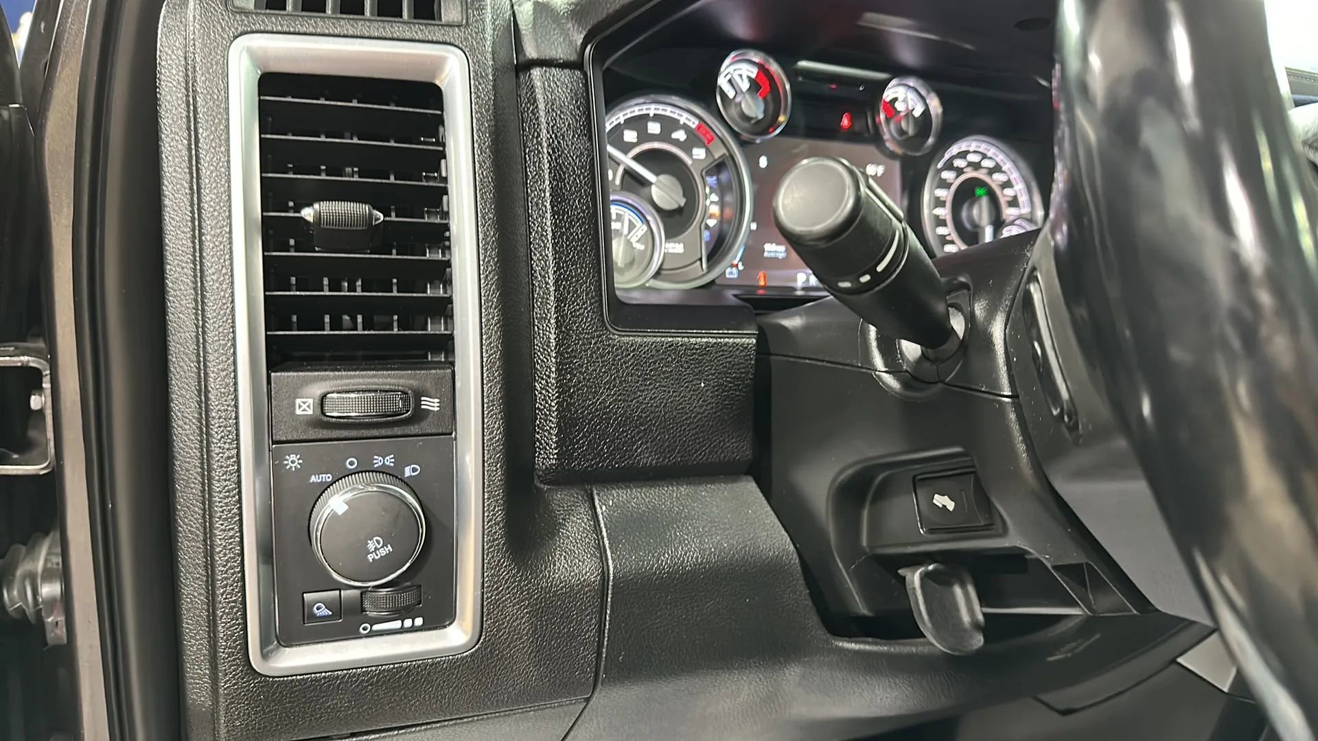 Used 2015 RAM 1500 Limited image 28