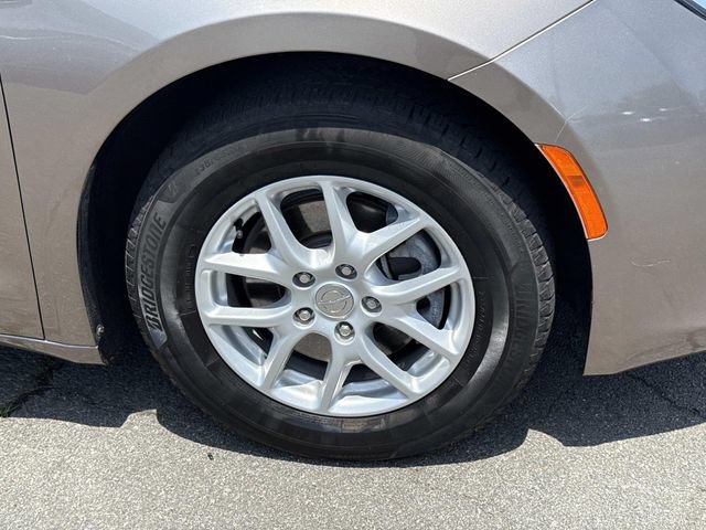 Used 2017 Chrysler Pacifica Touring FWD image 7