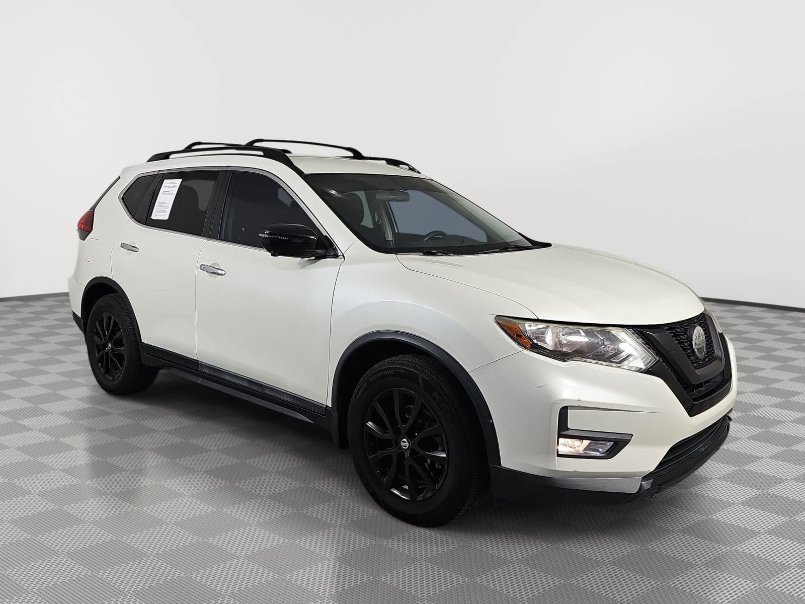 Used 2018 Nissan Rogue SV w/ Premium Package FWD image 2