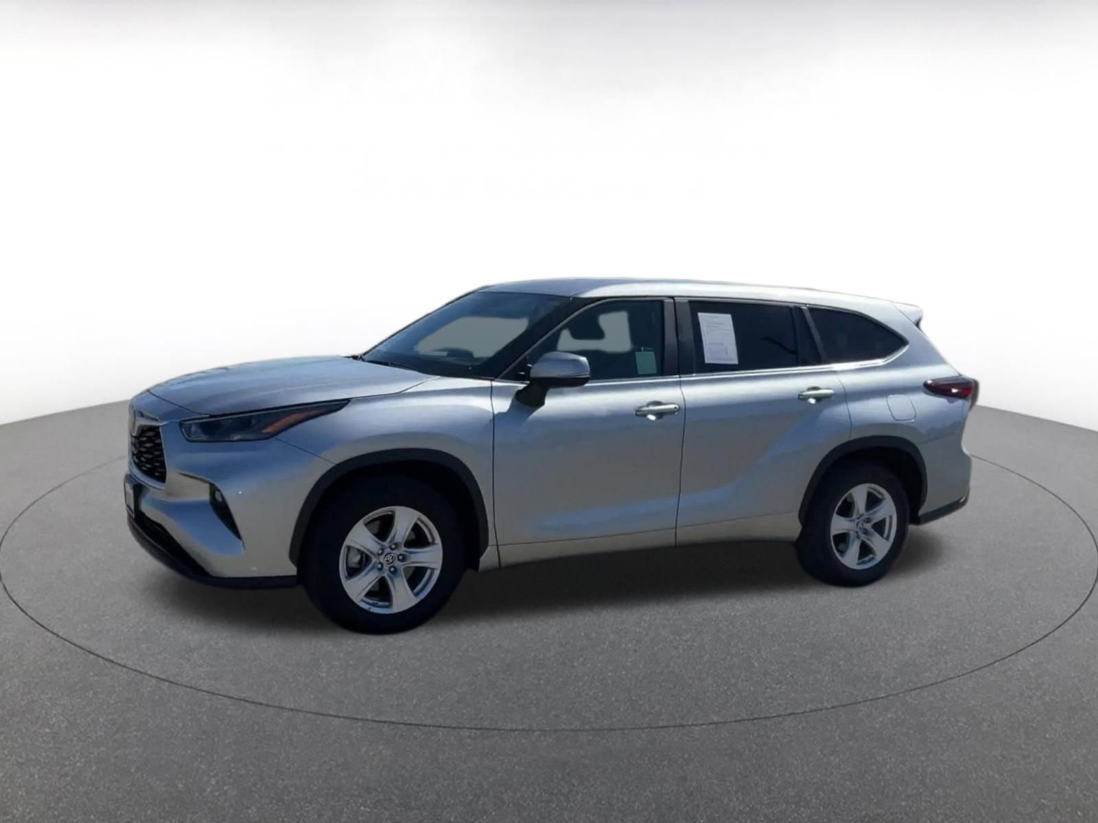 Used 2025 Toyota Highlander LE FWD image 8