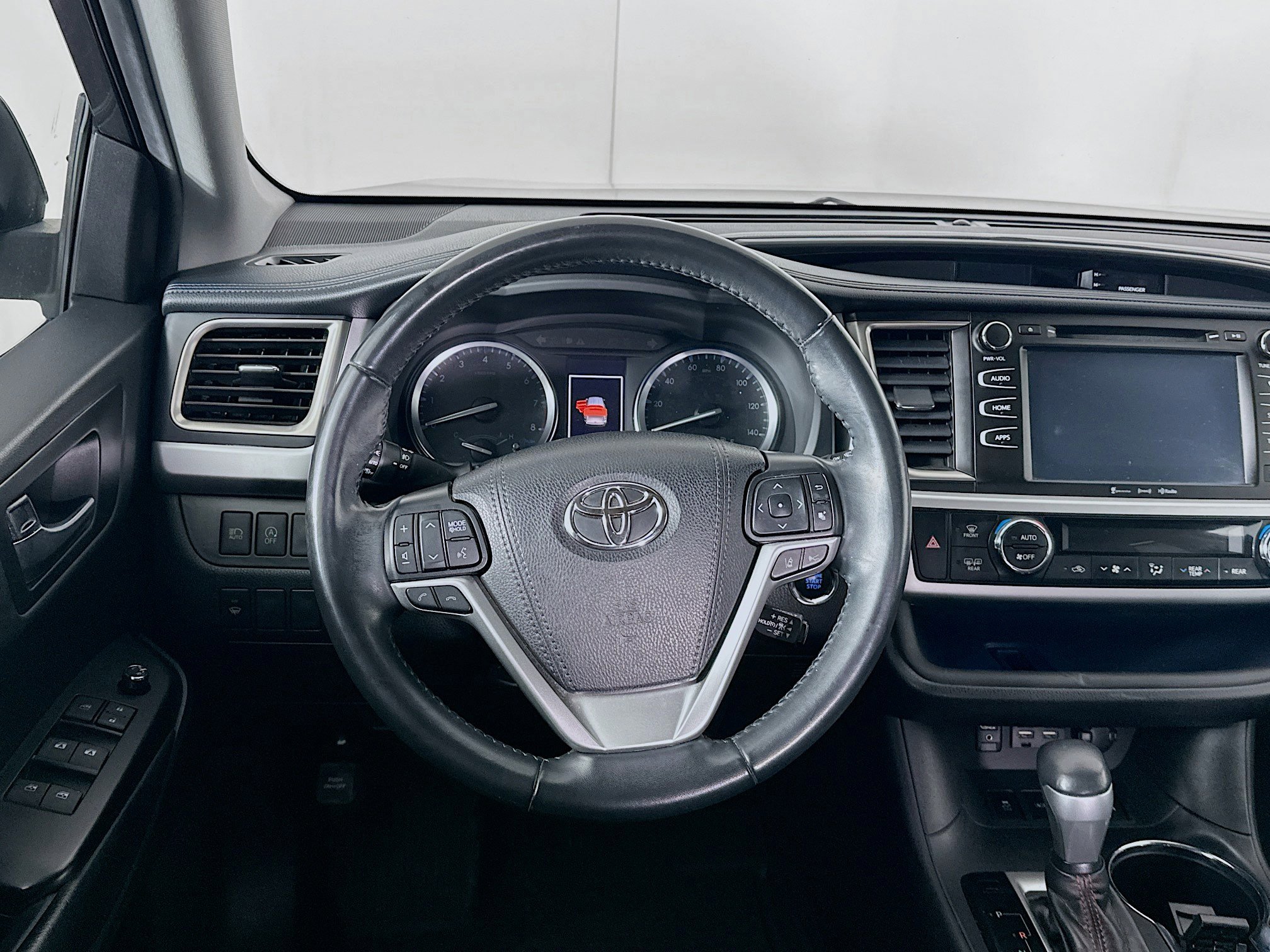 Used 2019 Toyota Highlander SE w/ Nightshade Edition AWD/4WD image 17