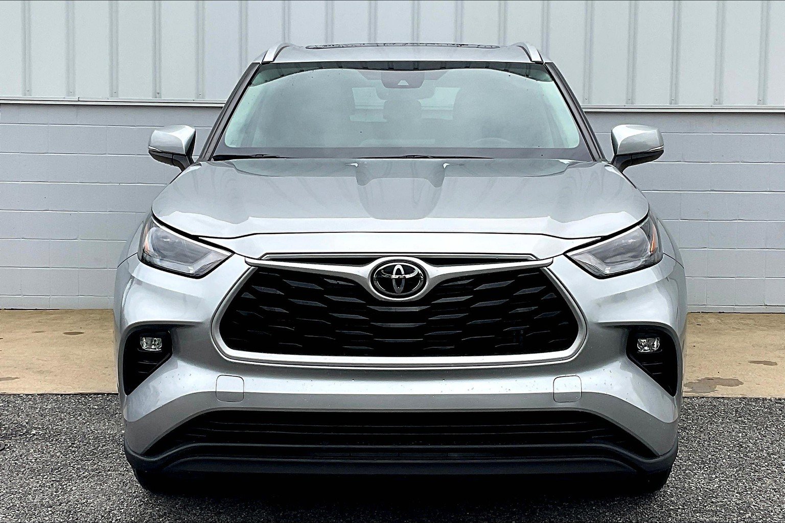 Used 2022 Toyota Highlander XLE AWD/4WD image 3