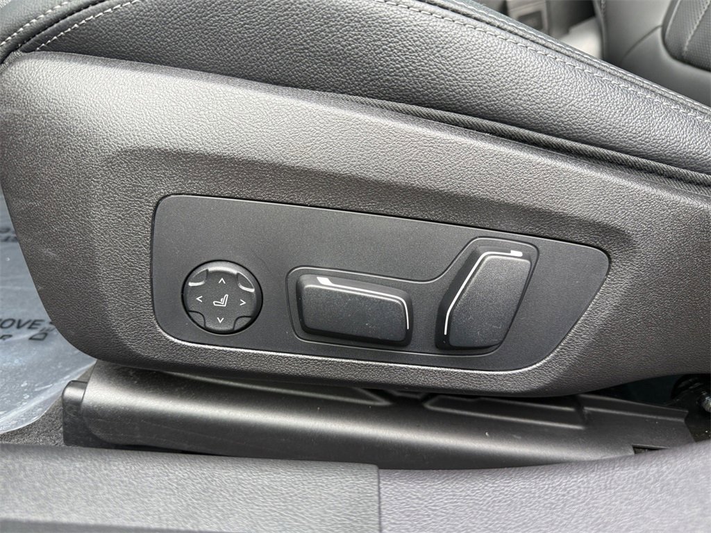 Certified 2025 BMW 330i xDrive Sedan w/ M Sport Package image 35