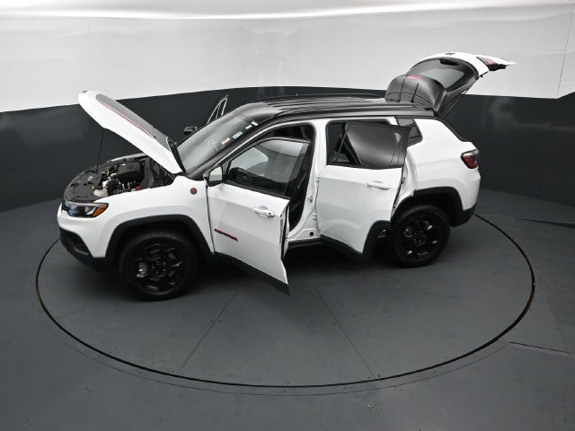 Used 2023 Jeep Compass Trailhawk w/ Trailhawk Convenience Group AWD/4WD image 27
