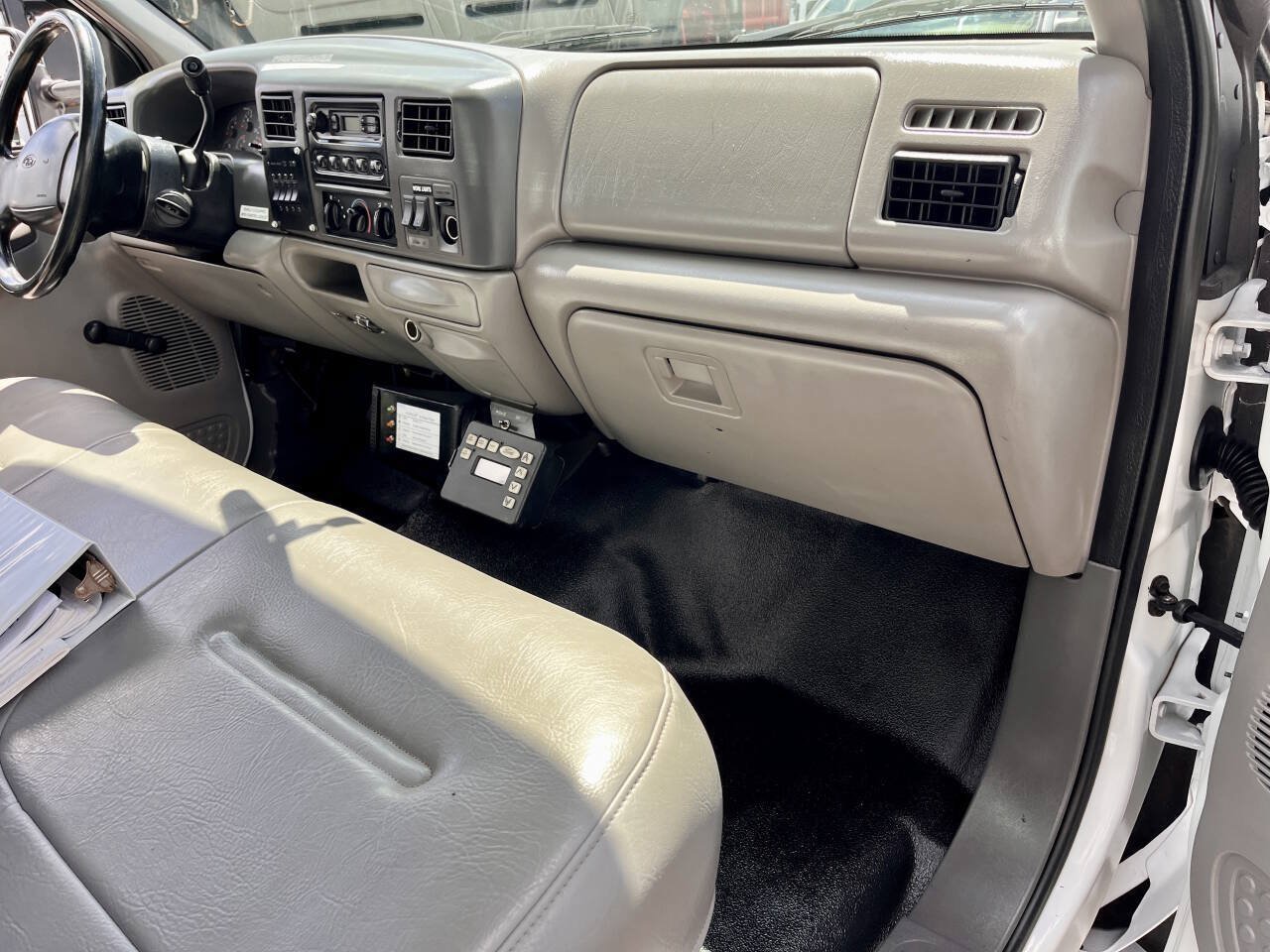 Used 1999 Ford F550 2WD Regular Cab Super Duty image 27