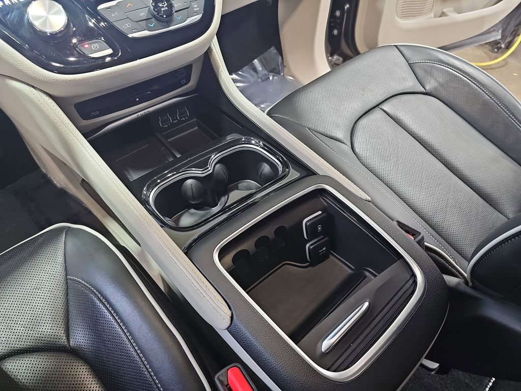 Used 2023 Chrysler Pacifica Limited w/ Uconnect Theater Family Group image 30