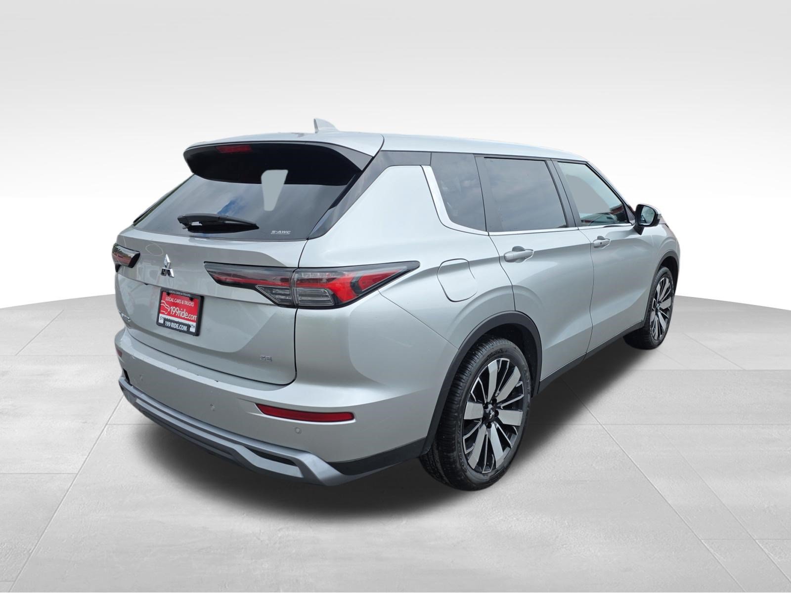 Used 2025 Mitsubishi Outlander SE AWD/4WD image 4