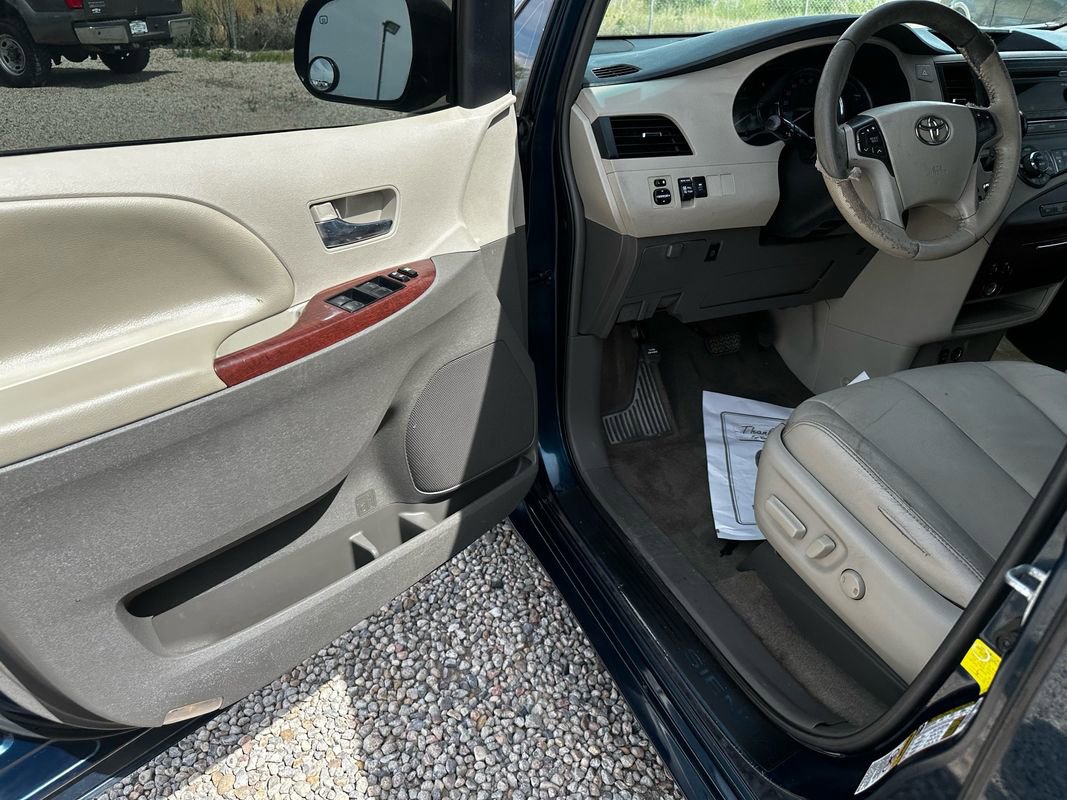 Used 2012 Toyota Sienna XLE image 31
