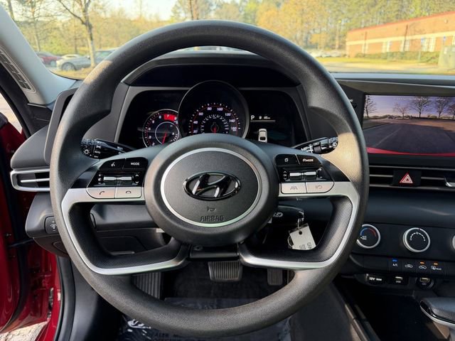 Used 2022 Hyundai Elantra SE FWD image 13