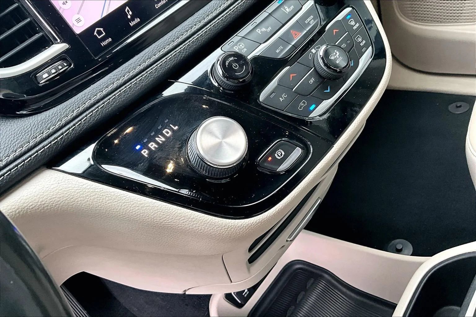 Used 2021 Chrysler Pacifica Touring-L image 15