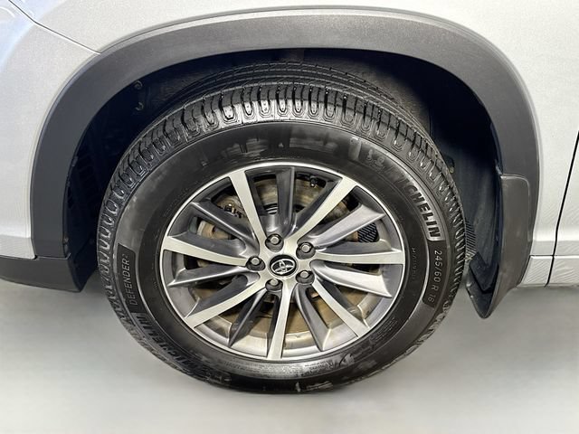 Used 2017 Toyota Highlander XLE w/ Carpet Mat Package AWD/4WD image 4