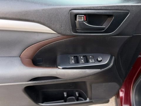 Used 2019 Toyota Highlander LE AWD/4WD image 17