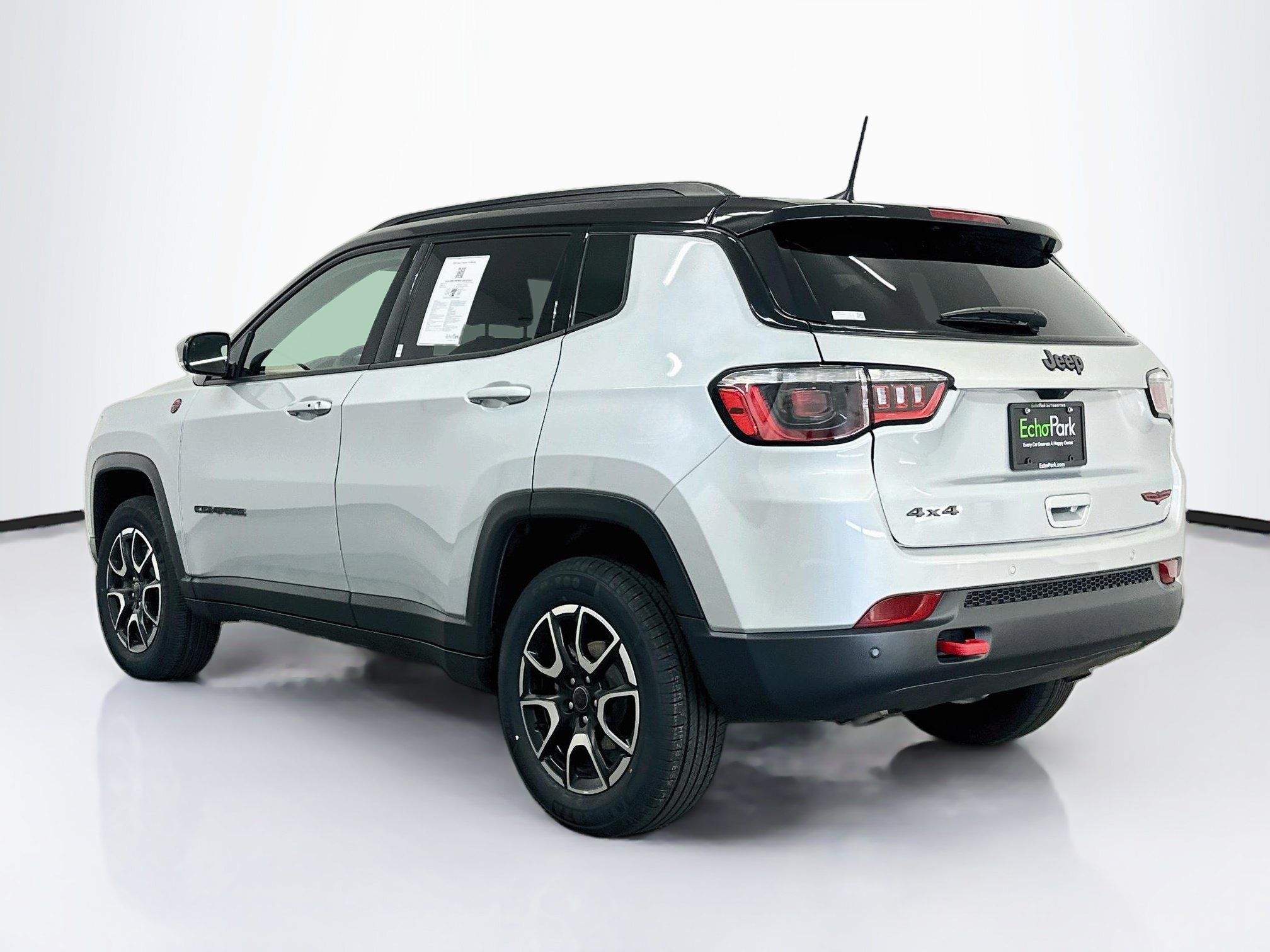 Used 2025 Jeep Compass Trailhawk AWD/4WD image 5