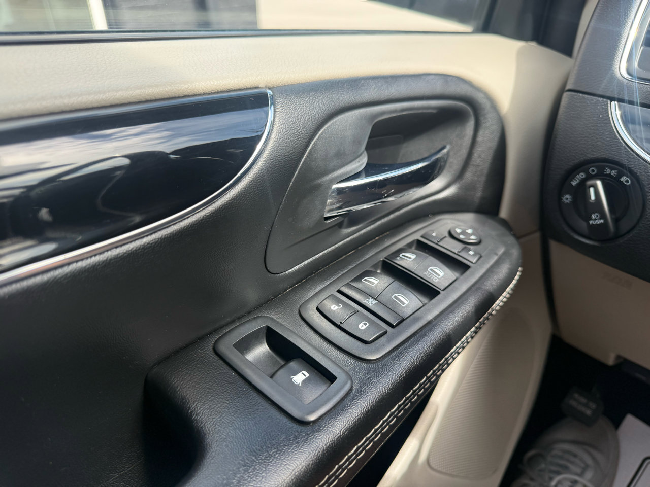 Used 2019 Dodge Grand Caravan SXT image 25