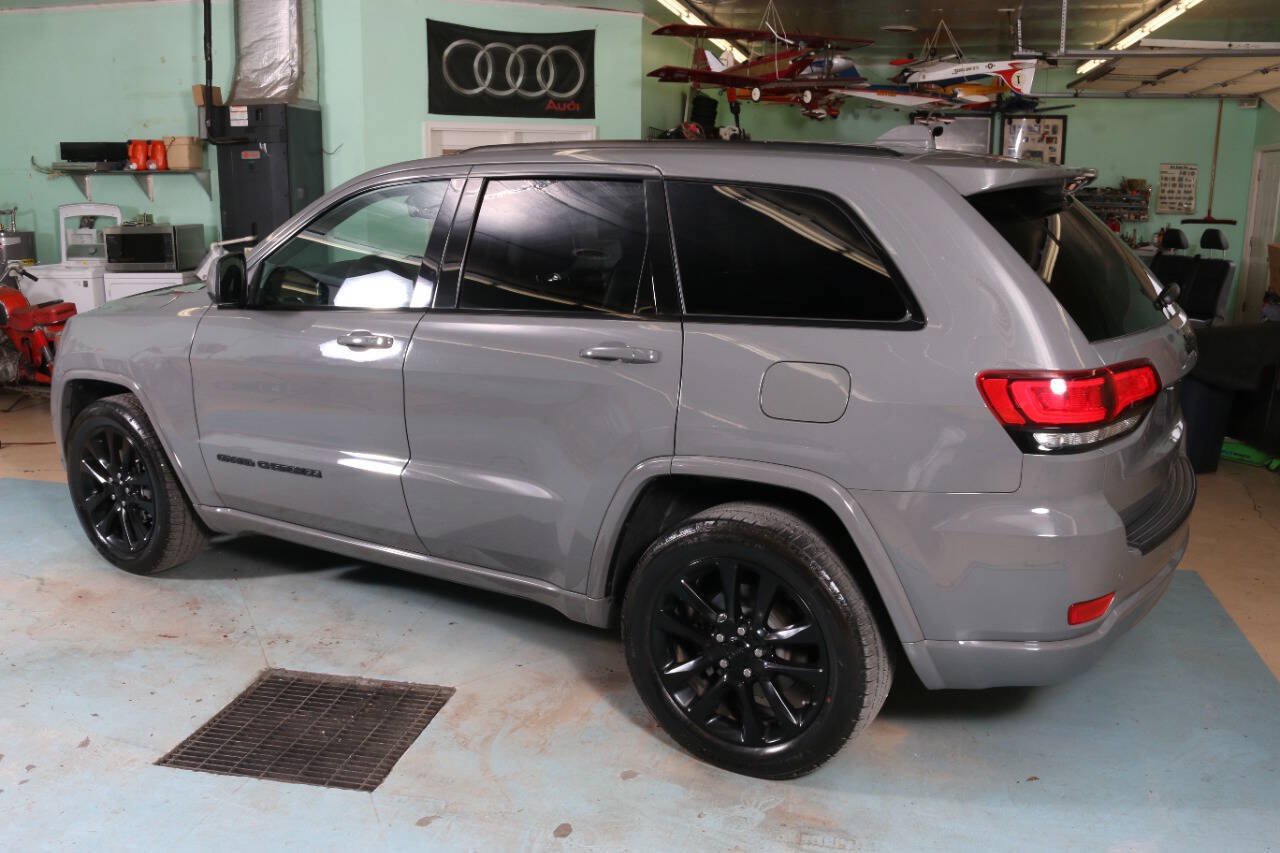 Used 2020 Jeep Grand Cherokee Altitude RWD image 22