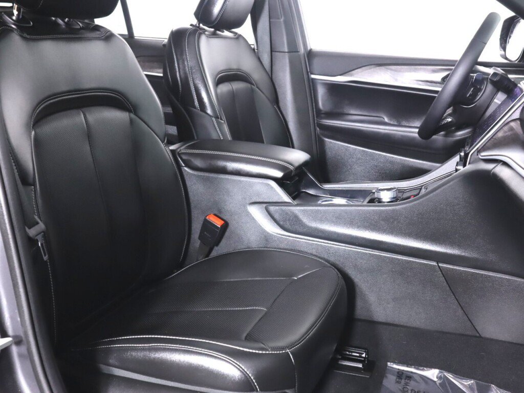 Used 2025 Jeep Grand Cherokee Limited w/ Luxury Tech Group II RWD image 42