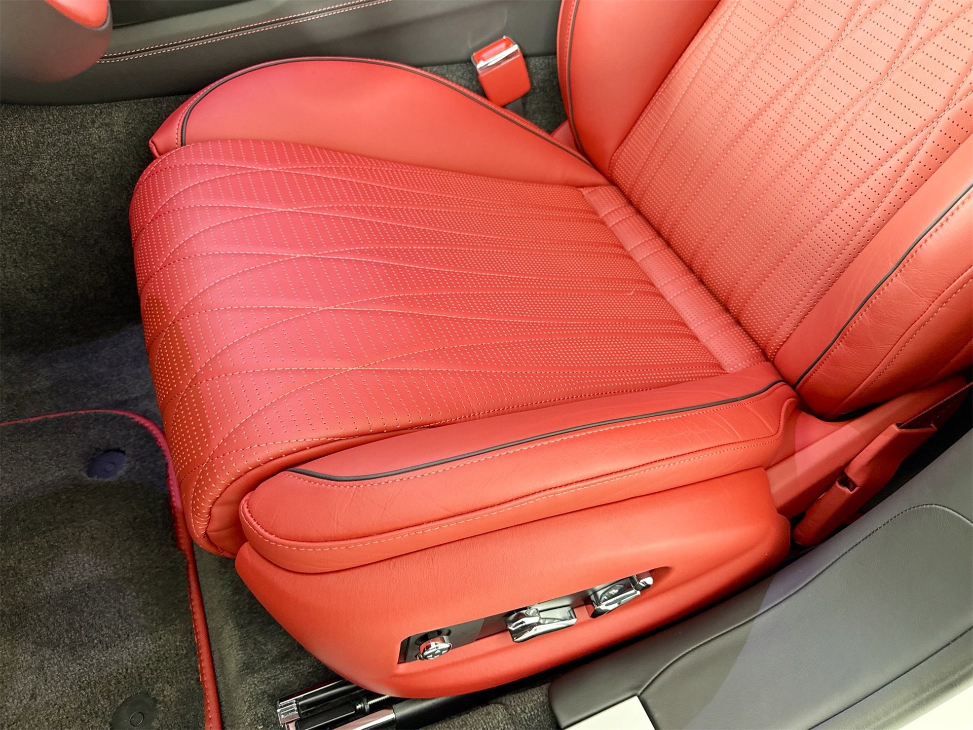 Used 2023 Bentley Flying Spur W12 image 17