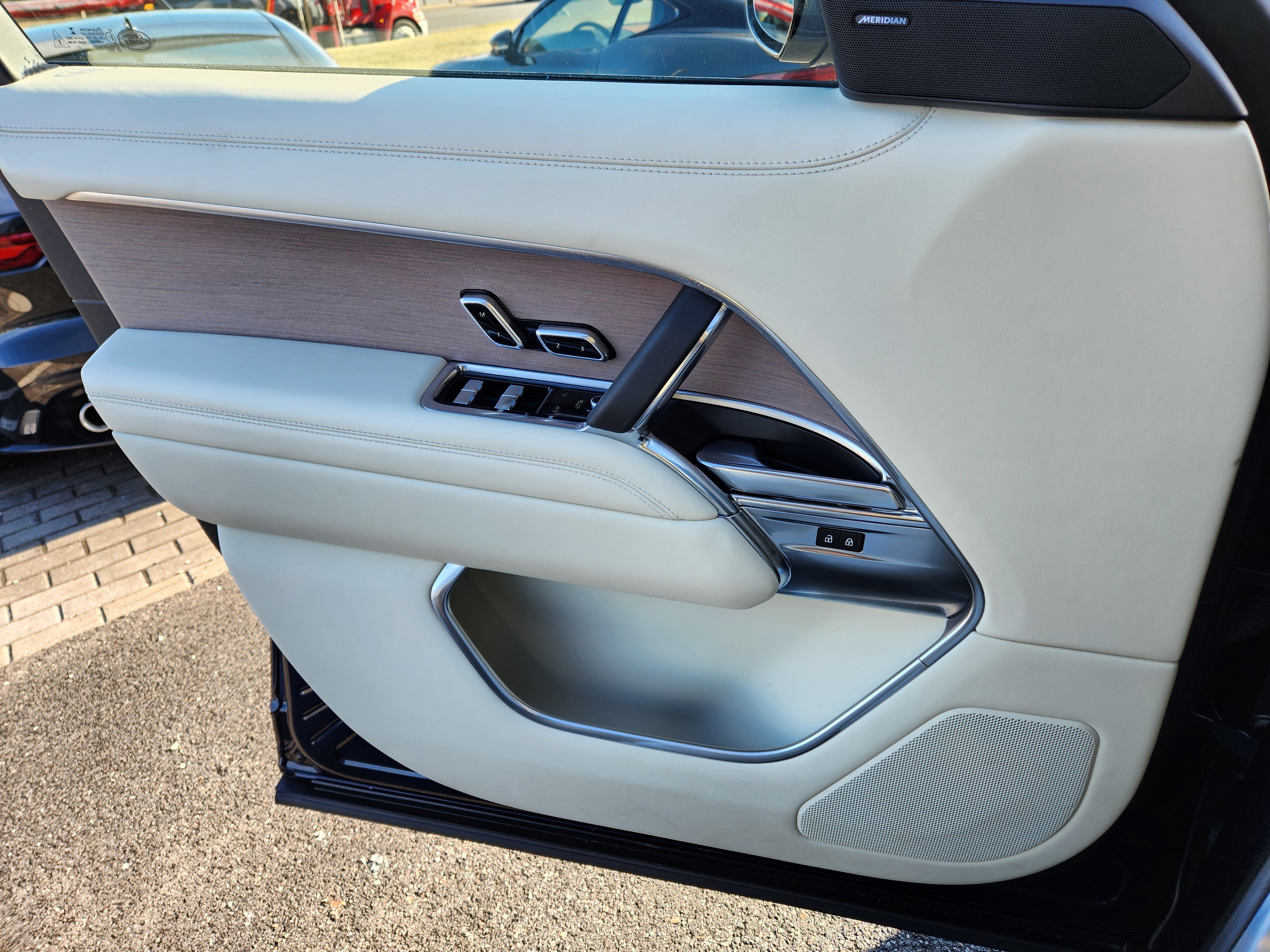 Used 2023 Land Rover Range Rover SE image 25