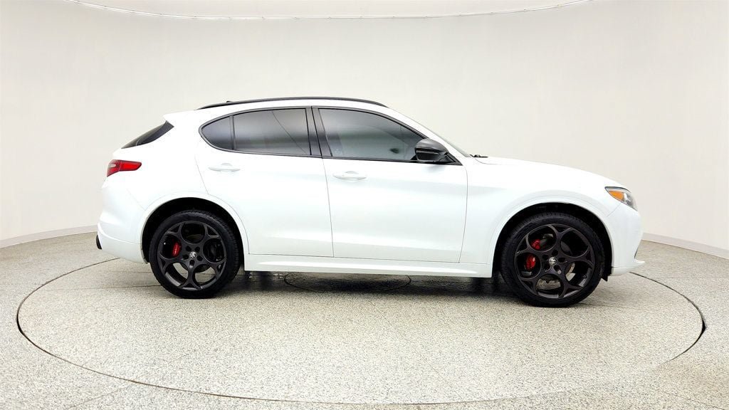 Used 2023 Alfa Romeo Stelvio Veloce AWD/4WD image 4