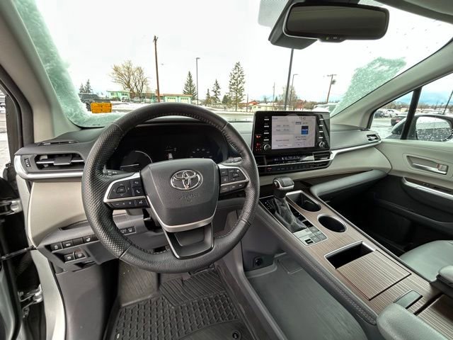 Used 2021 Toyota Sienna XLE image 24