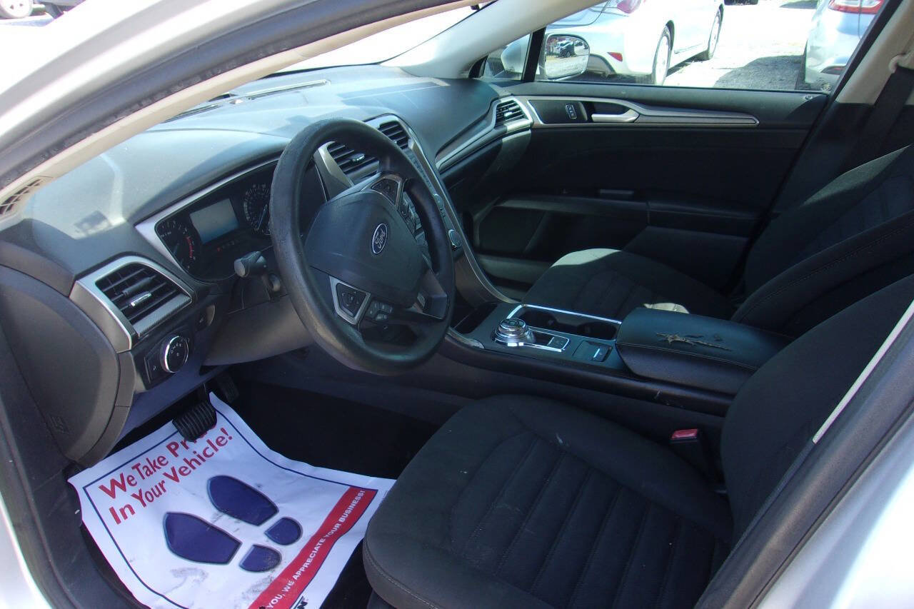 Used 2017 Ford Fusion SE image 10