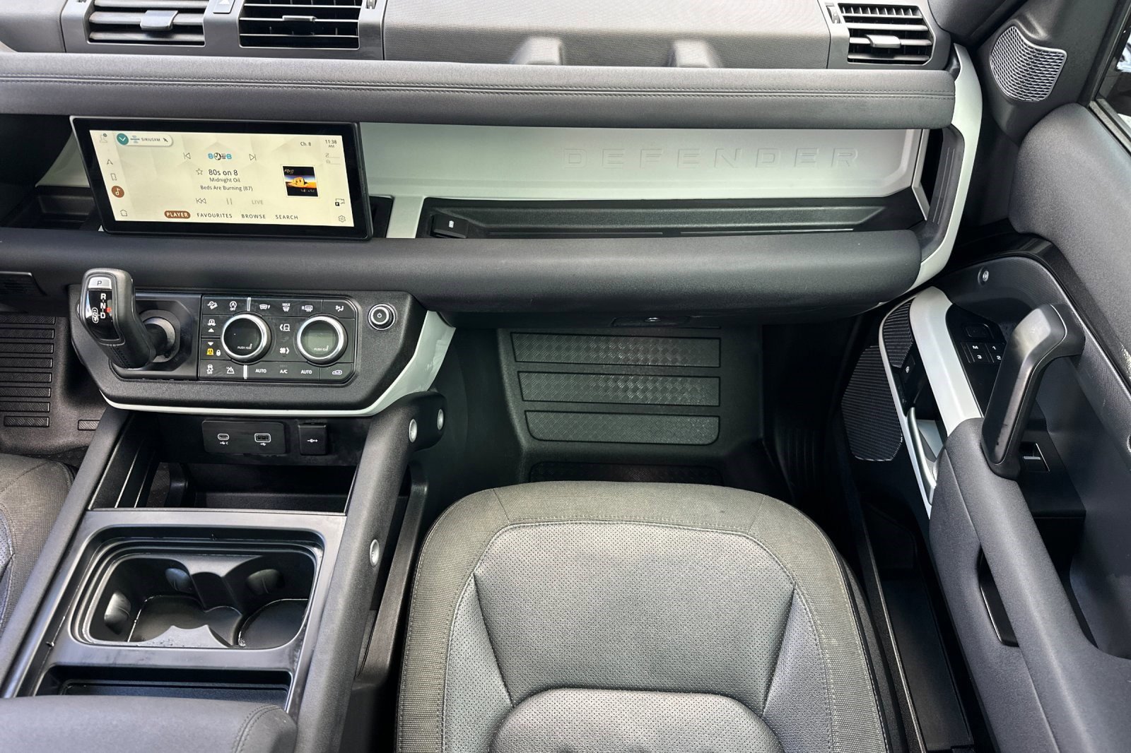 Used 2020 Land Rover Defender 110 SE image 30