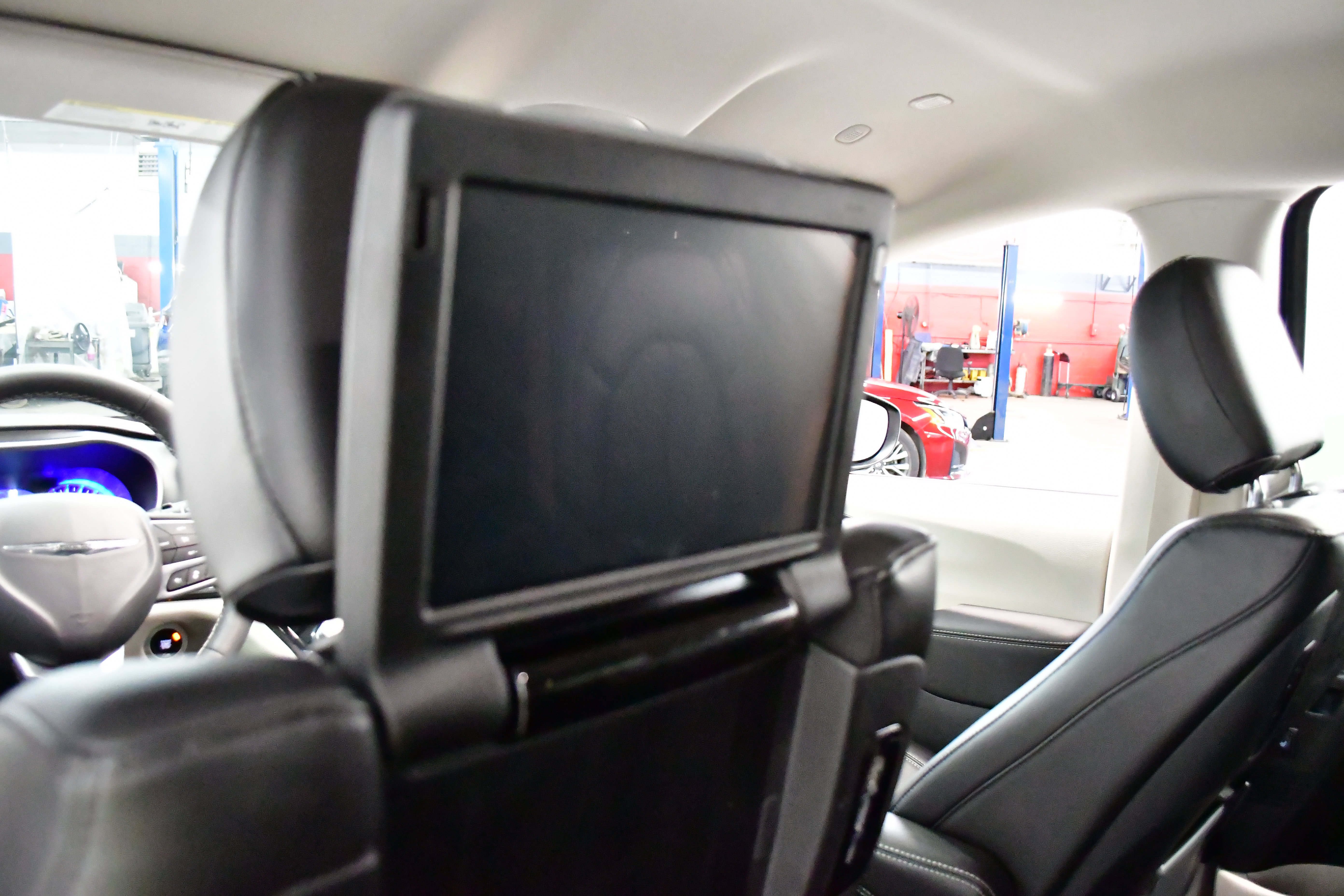 Used 2023 Chrysler Pacifica Touring-L w/ Uconnect Theater Family Group FWD image 15