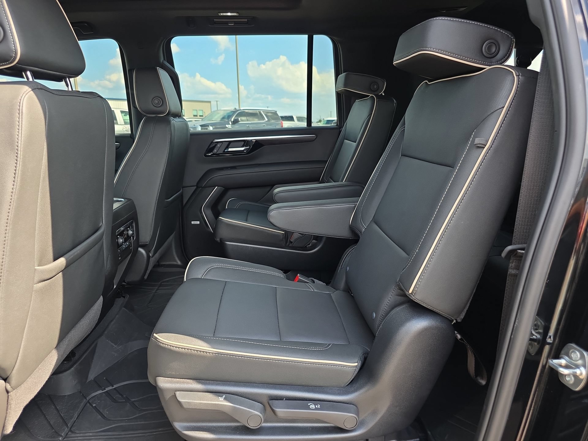 Used 2026 Chevrolet Suburban Premier w/ Sun And Tow Package RWD image 11