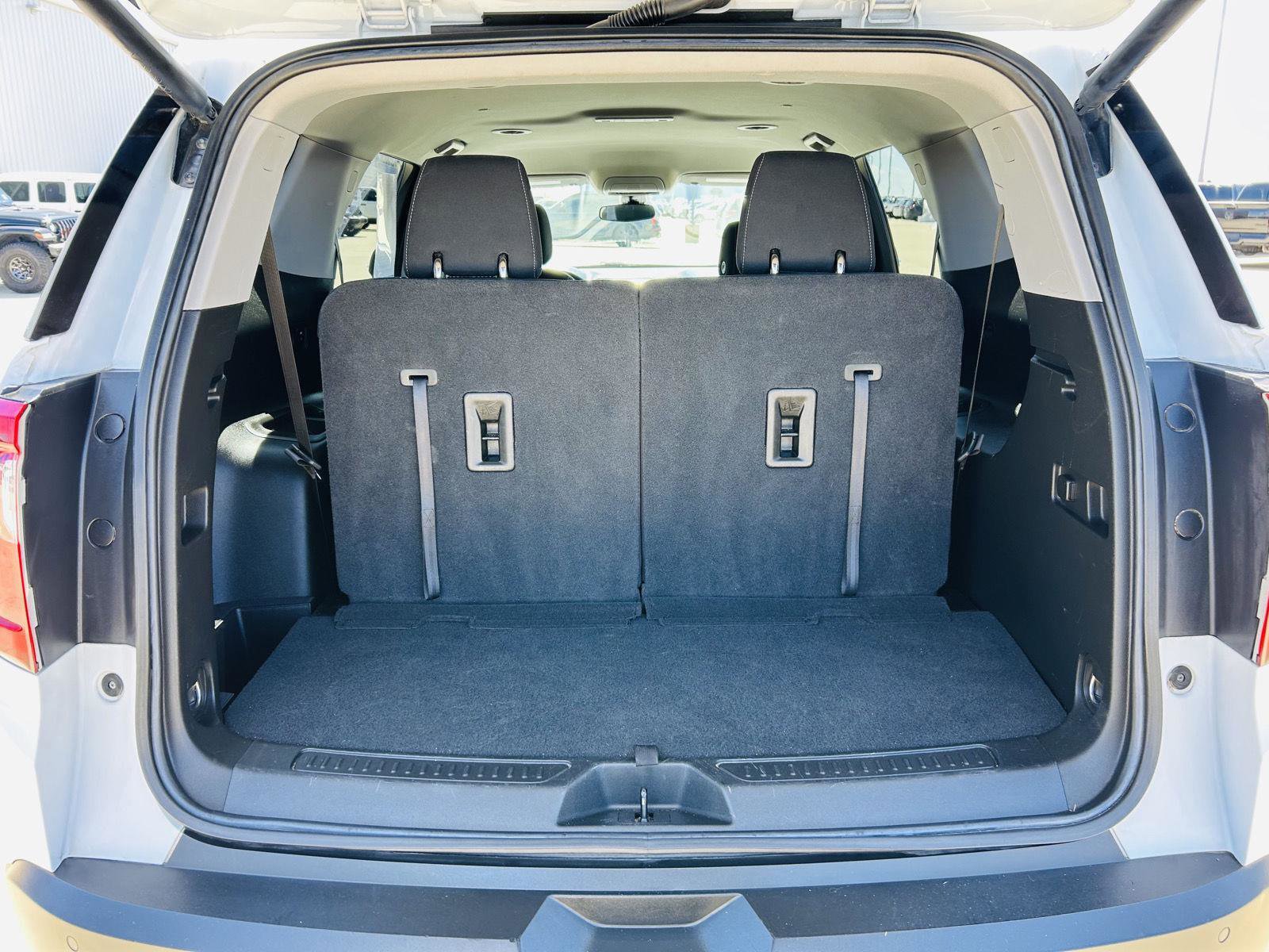 Used 2023 GMC Acadia SLE w/ Driver Convenience Package image 28