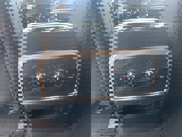 Used 2024 Ford Expedition Max XLT image 12