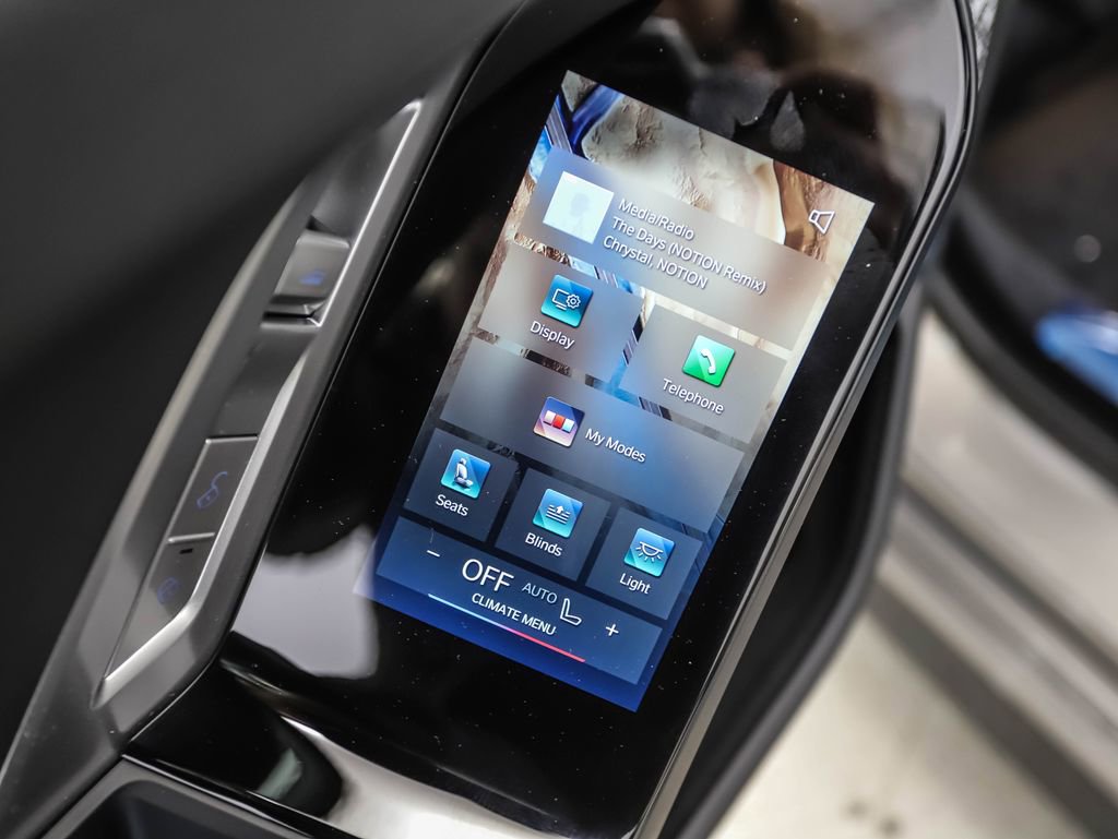 Used 2025 BMW 760i xDrive w/ Executive Package image 21