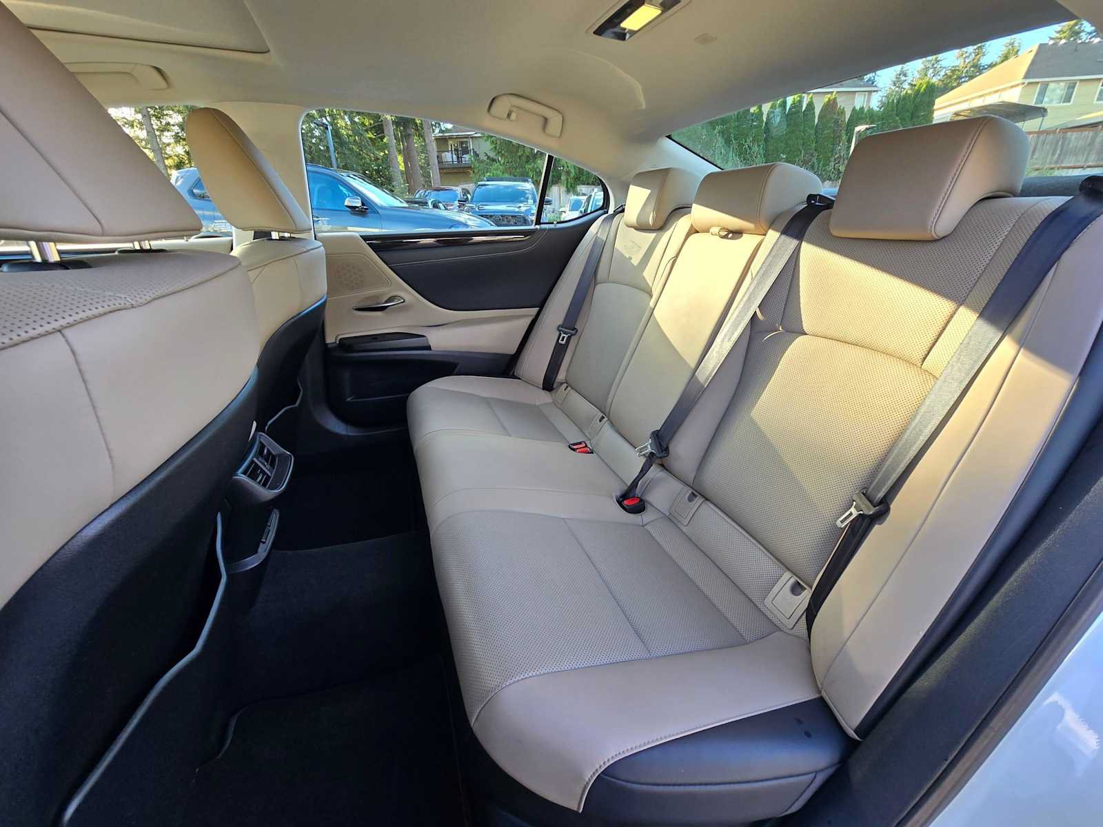 Used 2019 Lexus ES 300h w/ Premium Package FWD image 17