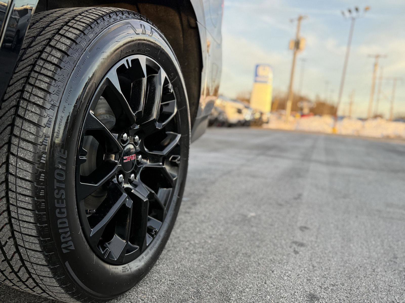 Used 2024 GMC Yukon Denali w/ Denali Reserve Package image 11