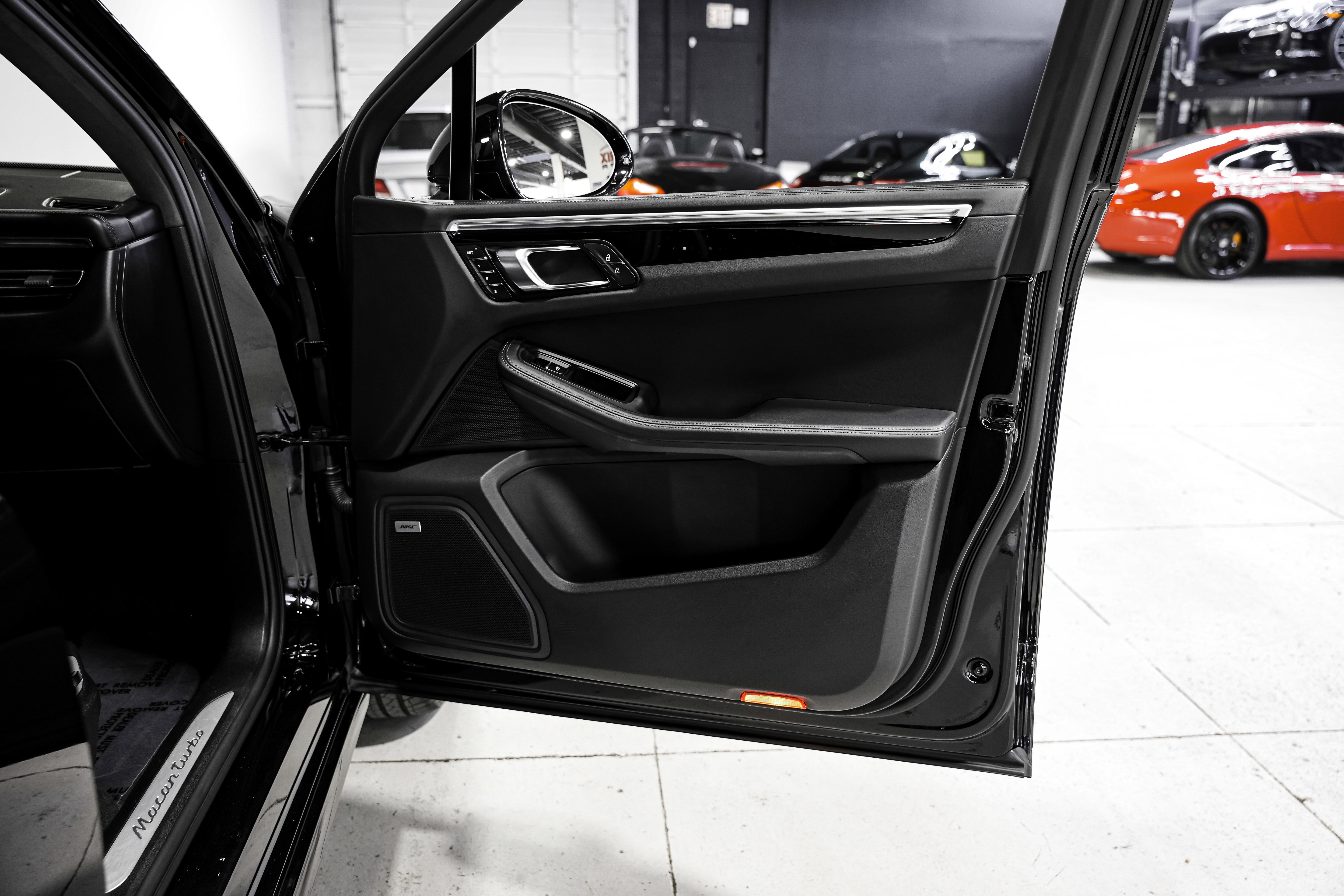 Used 2020 Porsche Macan Turbo image 21