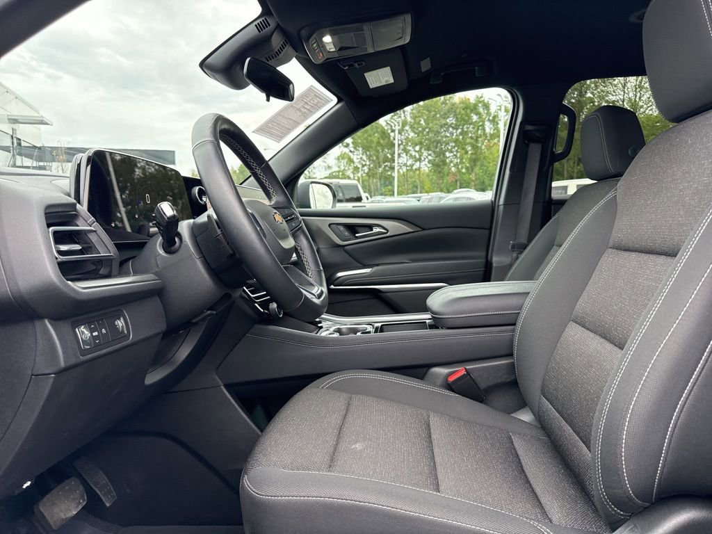 Used 2025 Chevrolet Traverse LT image 9