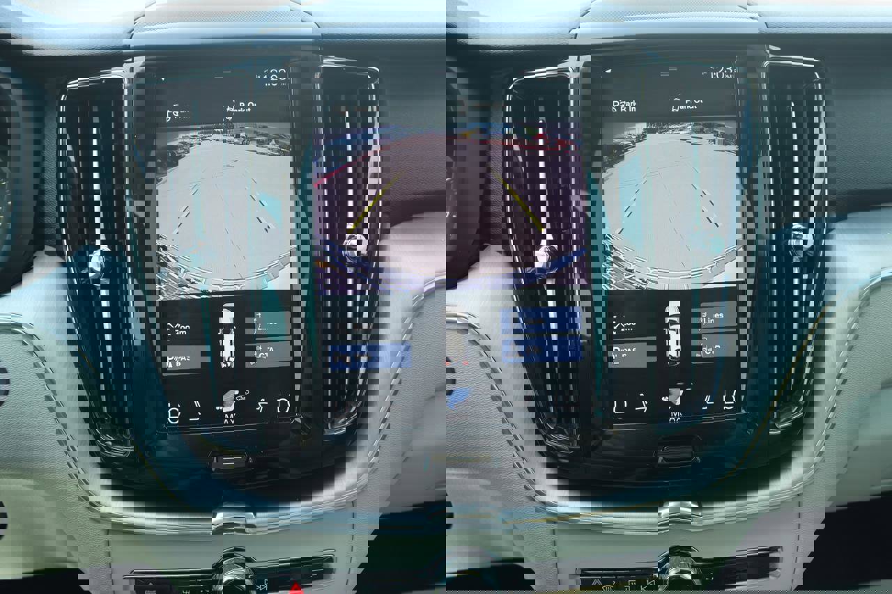 Used 2018 Volvo XC60 T6 Momentum w/ Convenience Package image 29