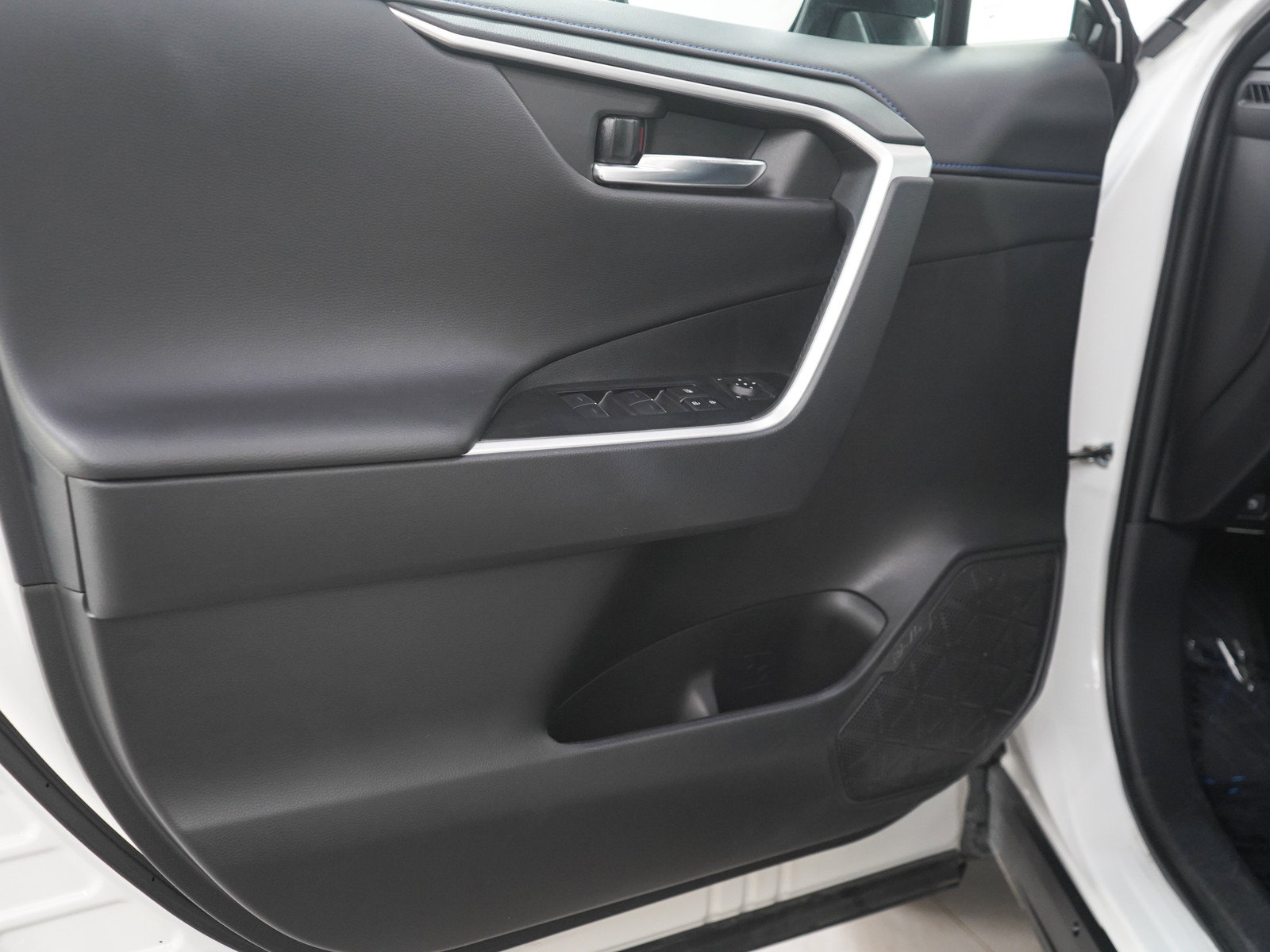 Used 2024 Toyota RAV4 XSE w/ Weather Package AWD/4WD image 19