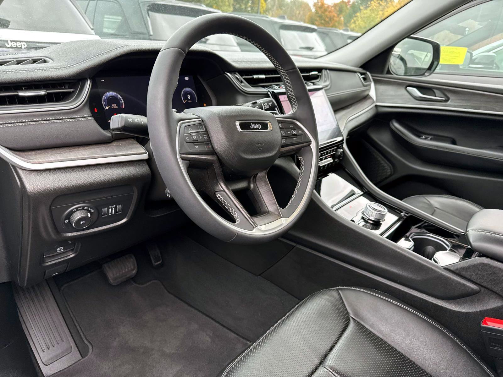 Used 2023 Jeep Grand Cherokee Limited w/ Luxury Tech Group II image 9