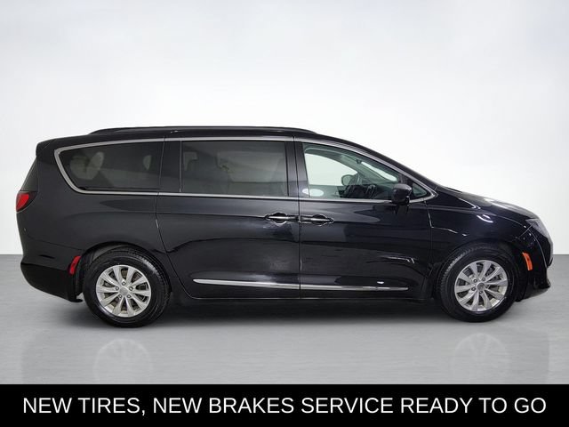 Used 2017 Chrysler Pacifica Touring-L FWD image 2
