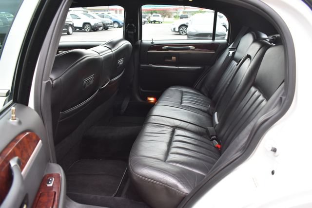 Used 2008 Lincoln Town Car Executive RWD image 33