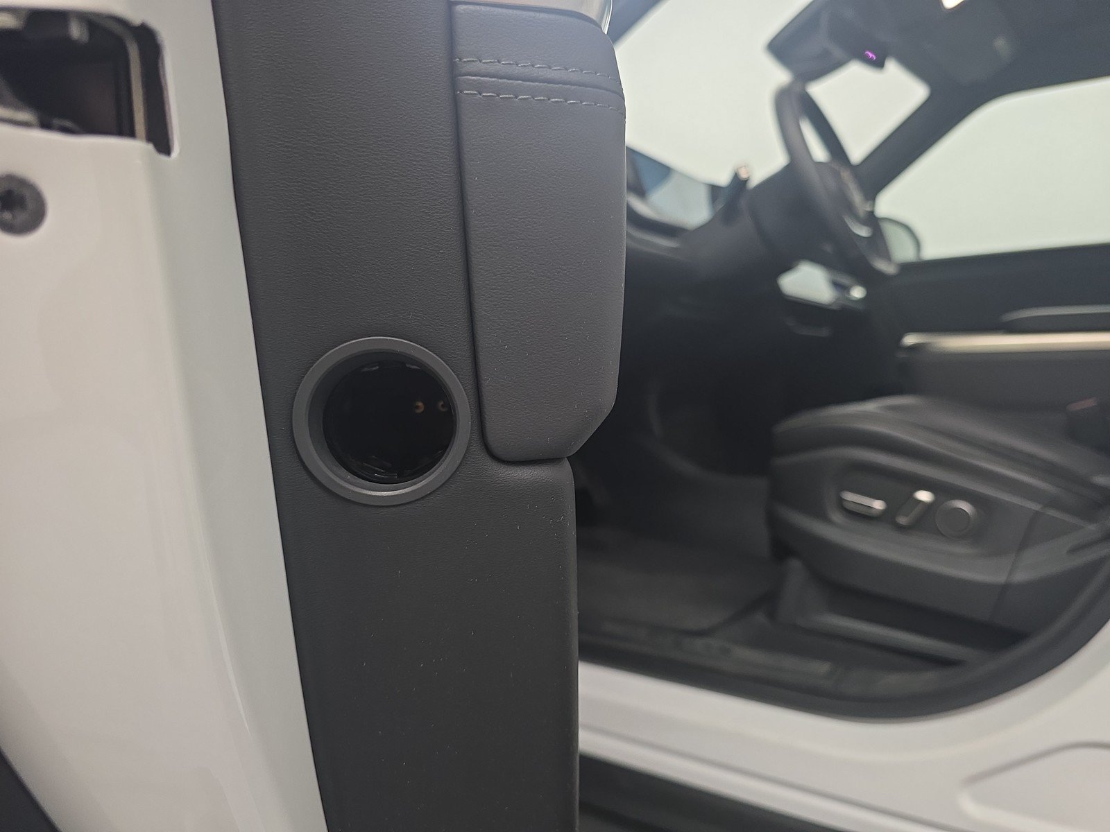 Used 2025 Rivian R1S Adventure AWD/4WD image 32