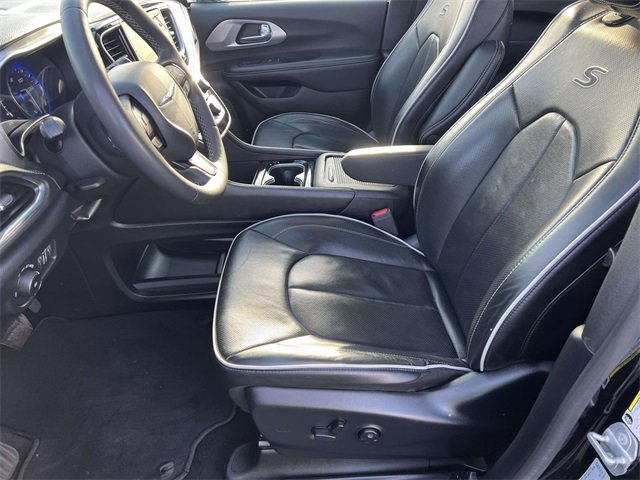 Used 2025 Chrysler Pacifica Limited image 21