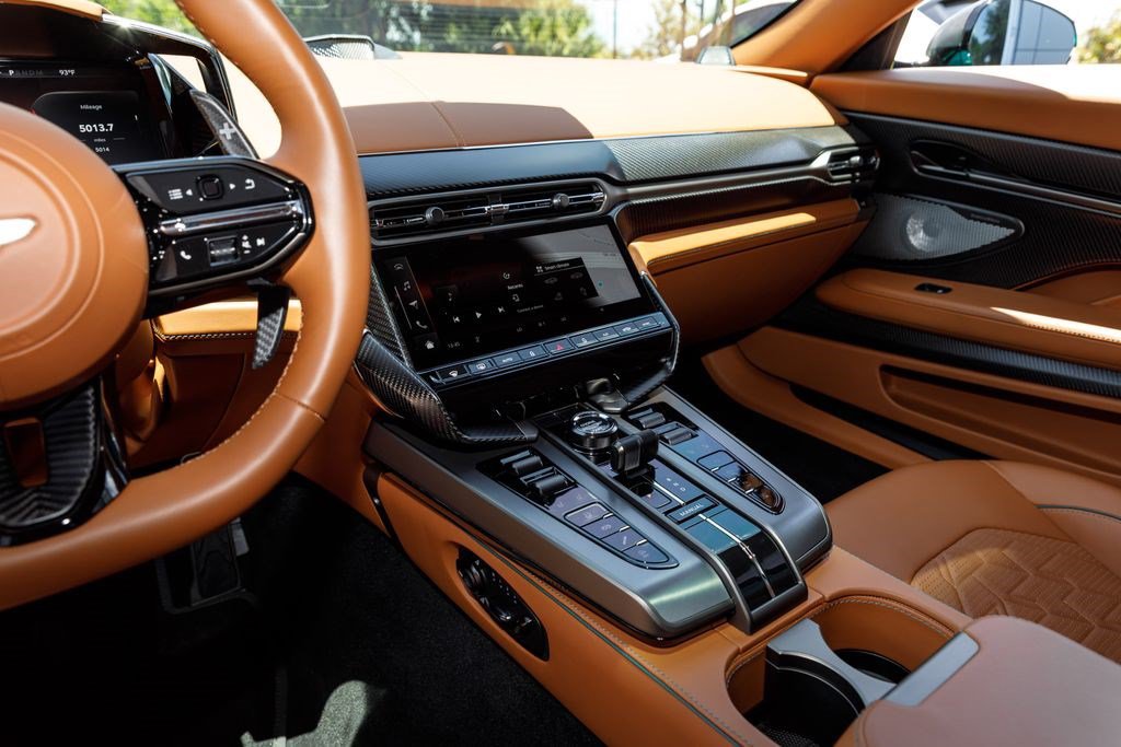 Used 2025 Aston Martin Vanquish RWD image 22