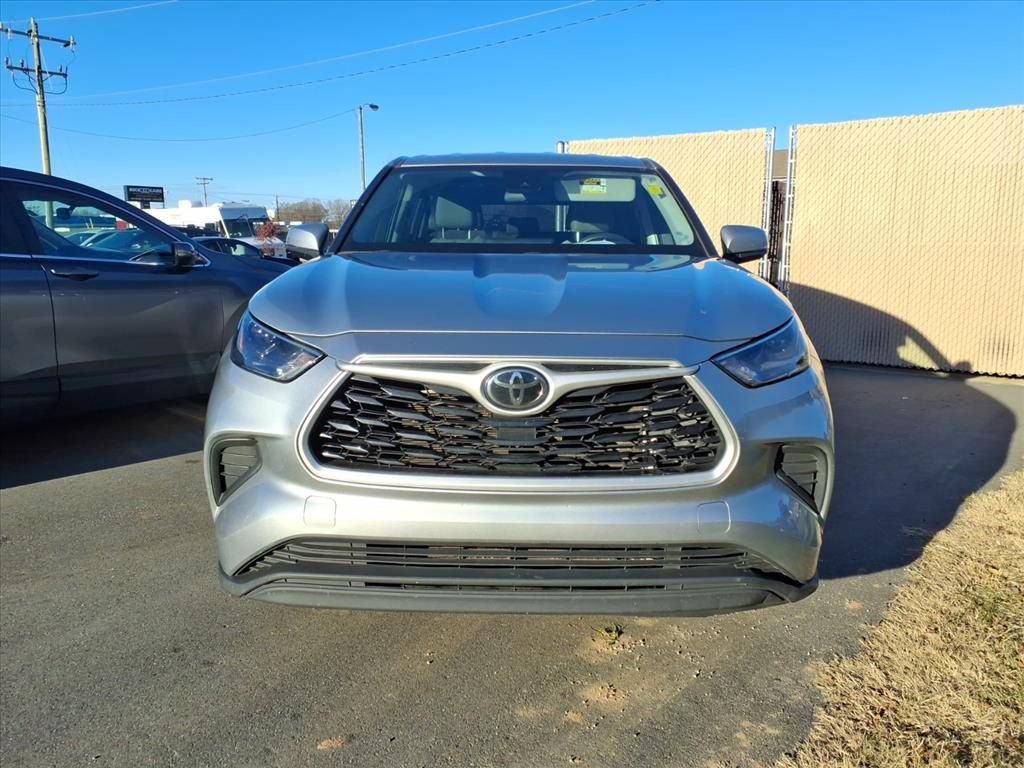 Used 2022 Toyota Highlander L image 2