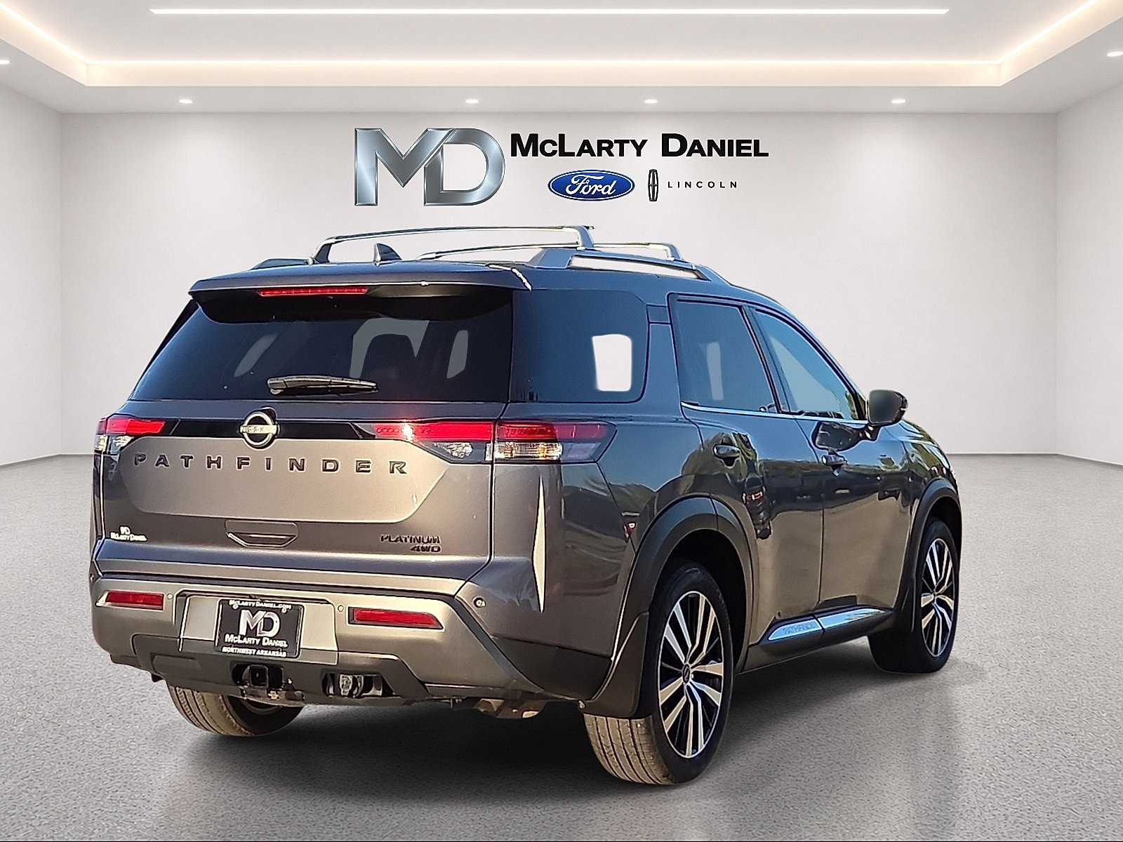 Used 2024 Nissan Pathfinder Platinum w/ Black Appearance Package AWD/4WD image 5