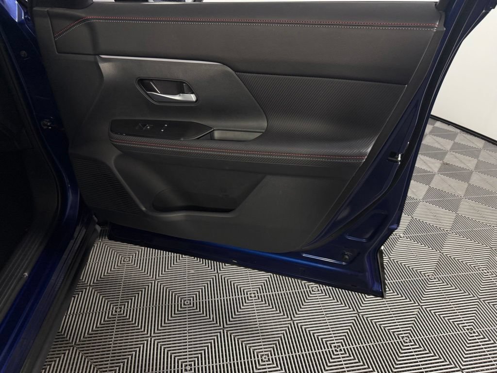 Used 2025 Nissan Kicks SR FWD image 30
