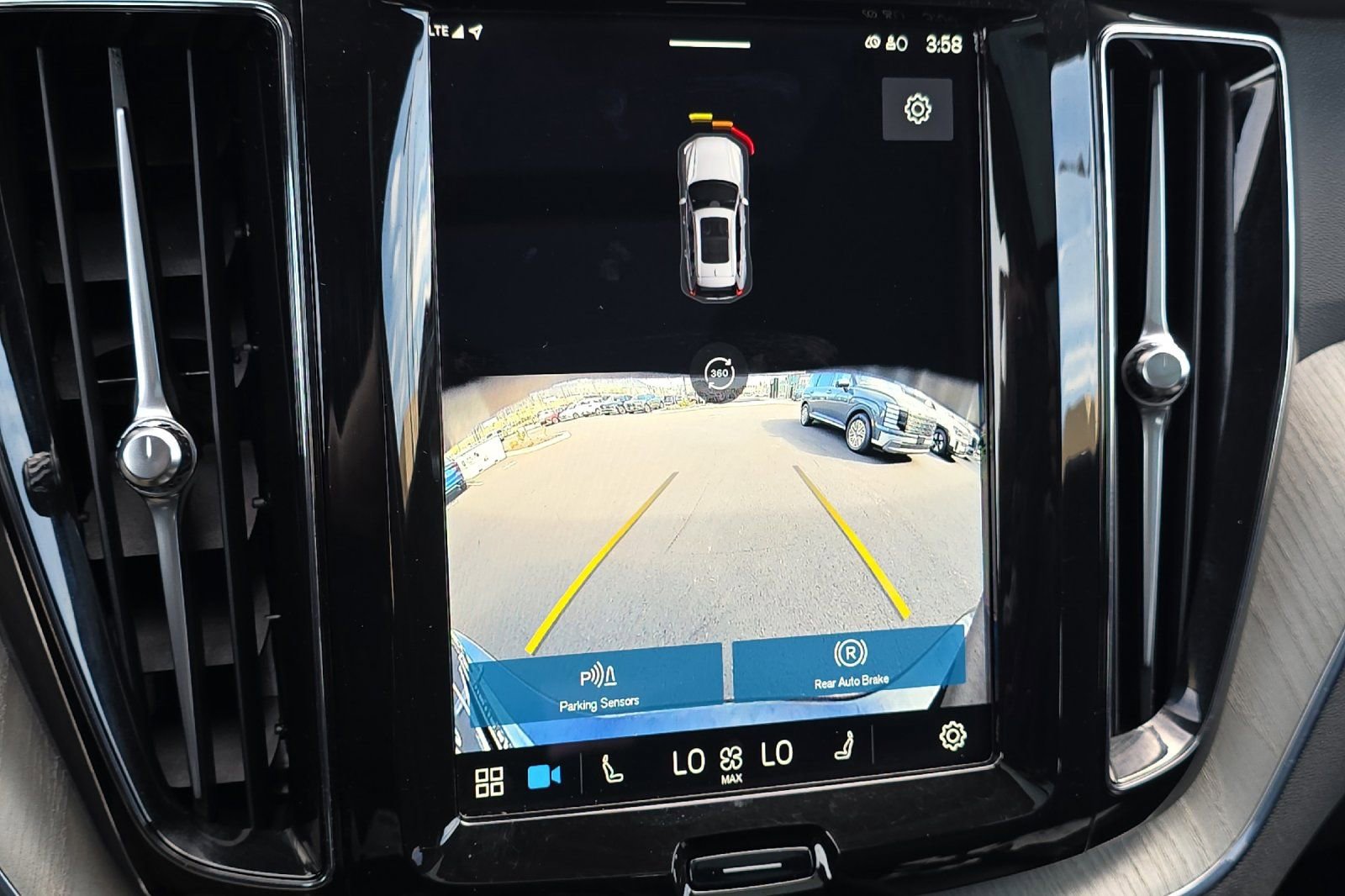 Used 2025 Volvo XC60 B5 Plus image 21